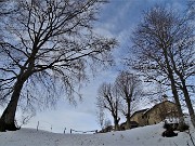 31 Salendo oltre la Sella altro bel casolare